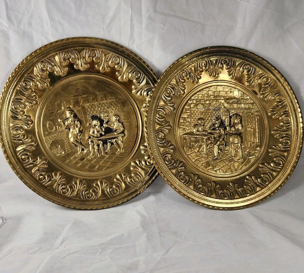 Set of 2 Vtg Repoussé 11.5" Wall Hanging Brass Plates Pub Tavern England Ye Olde